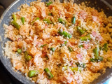 Arroz chino keto con camarón y tocino (hecho con coliflor)