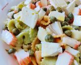 Foto del paso 4 de la receta: Ensalada de margaritas tricolor con queso feta y surimi