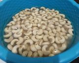 Foto langkah ke 2 dari resep 54. Kacang Mente Goreng Gurih dan Renyah.