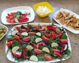 Фото кроку 2 до Середземноморський салат з куркою, фетою та оливками 🥗.