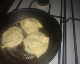 Foto del paso 3 de la receta: Tortillitas de zucchini con cebollitas de verdeo.
