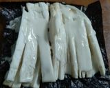Hình bước làm 2 của món Nấm đùi gà cuộn rong biển