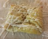 A picture of step 5 of Cheese danish.