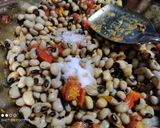 चवळीची उसळ (chavdichi usal recipe in marathi) रेसिपी स्टेप 3 फोटो 