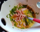 Foto del paso 2 de la receta: Omelette jamón queso cilantro 🥚🧀💚