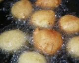 Foto langkah ke 4 dari resep Bola-bola tape goreng.
