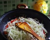 Foto langkah ke 2 dari resep Tumis pakis pepaya muda pedas.
