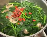 Hình bước làm 2 của món 🌱 Canh Rau Chân Vịt Nấm Mỡ Kỷ Tử