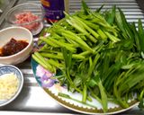 รูปขั้นตอนการทำที่ 1 ของ ผัดผักบุ้งหมูสับน้ำพริกสูตรกุยลิน