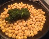 Foto del paso 7 de la receta Garbanzos con espinacas y huevo duro