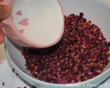 A picture of step 1 of Persian rose petals jam.