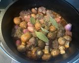 Burgundi marharagu tört burgonyával Dutch Ovenben (holland sütőben), omlós és szaftos recept fázis 4 fotója
