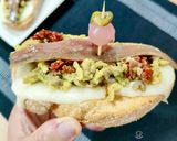 Foto del paso 5 de la receta: Tosta de scamorza ahumada y anchoa con aguacate y tomate seco