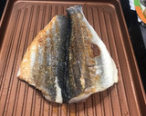 Foto del paso 1 de la receta: Lubina a la plancha con refrito de ajos, patatas panaderas y lechugas variadas