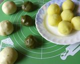 Foto langkah ke 4 dari resep Matcha Spiral Mooncake.