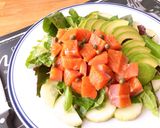 Hình bước làm 4 của món Salad Cá Hồi Xông Khói, Bơ & Rau Quả Sốt Chanh
