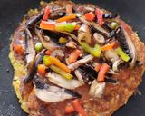 Foto del paso 3 de la receta: Pizza de champiñones y pimientos con masa de zanahoria y coliflor🍕🧀🍳🥕🍄‍🟫🫑