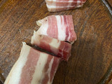 Papas con cheddar y bacon