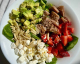 Foto del paso 2 de la receta: Ensalada de espinacas con fresas y daditos de queso