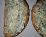 Foto del paso 1 de la receta: Tosta de queso azul, tacos de guayaba y anchoas