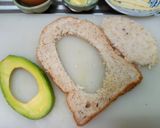 รูปขั้นตอนการทำที่ 3 ของ Avocado Egg-In-A-Hole
