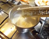 Foto del paso 4 de la receta Langostinos rebozados con kicos y emulsión de quesos