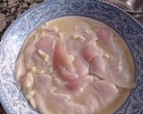 Foto del paso 1 de la receta: Patatas con verduras y filetes de pollo aliñados