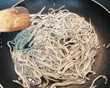 Foto del paso 3 de la receta: Salmón al horno con guarnición de patatas y gulas