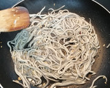 Foto del paso 3 de la receta: Salmón al horno con guarnición de patatas y gulas