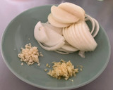 Foto del paso 2 de la receta: Pollo con cebolla (洋蔥雞)