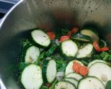 Foto del paso 3 de la receta: Pollo en salsa con verduras, manzanas y nueces
