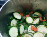 Foto del paso 3 de la receta: Pollo en salsa con verduras, manzanas y nueces