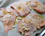 Foto del paso 1 de la receta: Muslo de pollo deshuesado al horno en salsa de verduras y soja