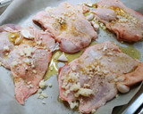 Foto del paso 1 de la receta: Muslo de pollo deshuesado al horno en salsa de verduras y soja