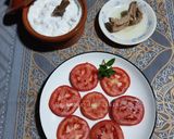 Une image de l'étape 2 de Tranches de tomates au thon et à l'huile d'olive 🍅🐟🌱.