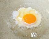 รูปขั้นตอนการทำที่ 2 ของ แซนวิชกะเพราไก่ใบกะเพรากรอบกับไข่ดาว
