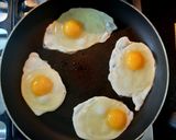 Foto del paso 2 de la receta: Revuelto con salchichas y huevo frito 🍳