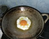 Foto langkah ke 1 dari resep Telur ceplok saus mentega(saori).