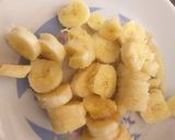 A picture of step 1 of Banana Strawberry milkshake.