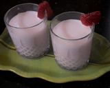 स्ट्रॉबेरी मिल्क शेक (Strawberry Milk Shake Recipe In Marathi) रेसिपी स्टेप 3 फोटो 