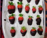 صورة لخطوة 4 من وصفة فريز مغطّس بالشوكولاتة - Chocolate Strawberries