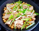 Hình bước làm 3 của món Ức Gà xào đậu gà (chickpeas)