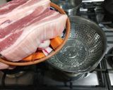 A picture of step 6 of Steamed Pork and Daikon Soup - 蒸し豚と大根のスープ - (Series 1/3 Steamed Pork).