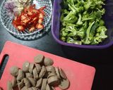 Foto langkah ke 1 dari resep Tumis broso (brokoli baso).