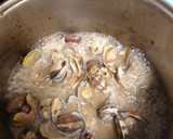 Foto del paso 2 de la receta: Guiso de salmón y almejas!!