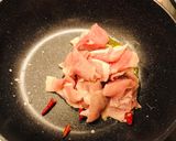 Foto del passaggio 2 della ricetta Insalata d'estate di Maiale e Cetriolo