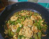 Gambar langkah 5 resipi Peria Tumis Udang.
