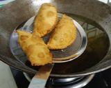 मावा गुजिया (mawa gujiya recipe in Hindi) रेसिपी चरण 5 फोटो