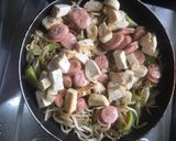 Foto langkah ke 3 dari resep Tumis tahu tauge sosis.