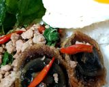 รูปขั้นตอนการทำที่ 3 ของ Special Simple Food 😊"Stir Fried Century Egg with Crispy Basil"